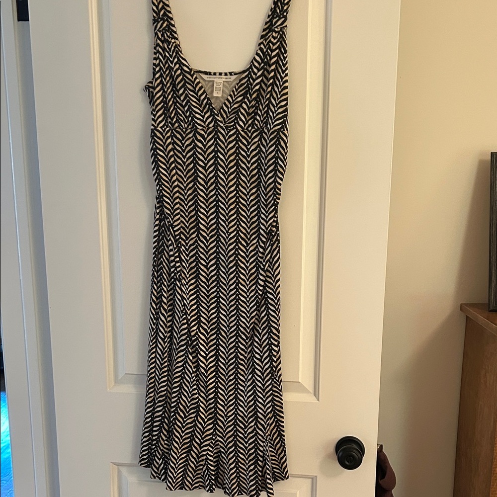 Gorgeous fitting Diane Von Furstenberg Vintage-y dress with flounce hem.